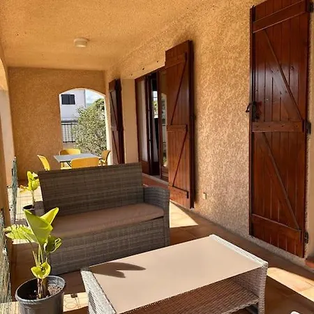 L'escale San Ceri بيت للعطل